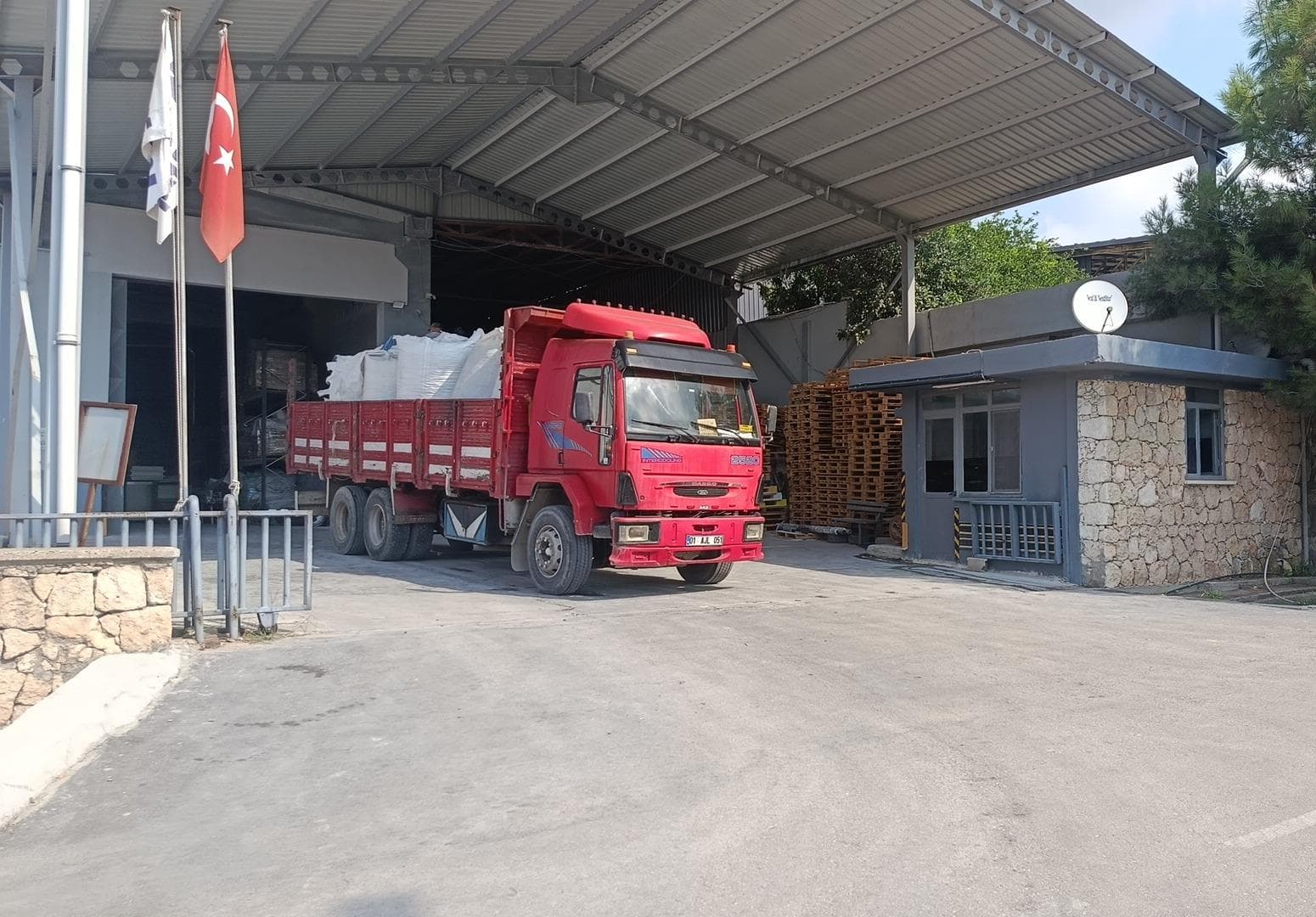 Tesiste yükleme alanında bekleyen kamyon
