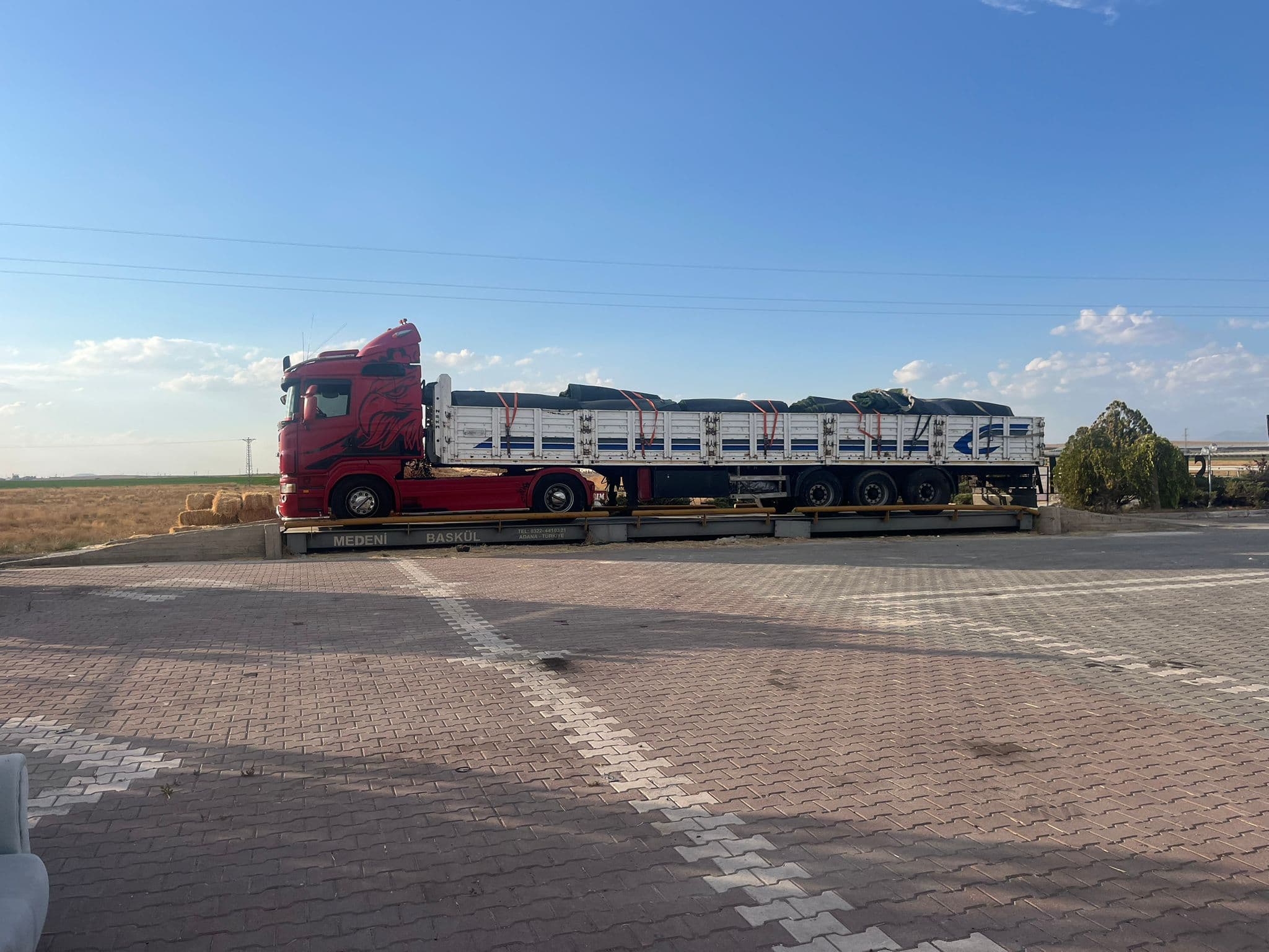Tartı üzerinde bekleyen uzun yol kamyonu